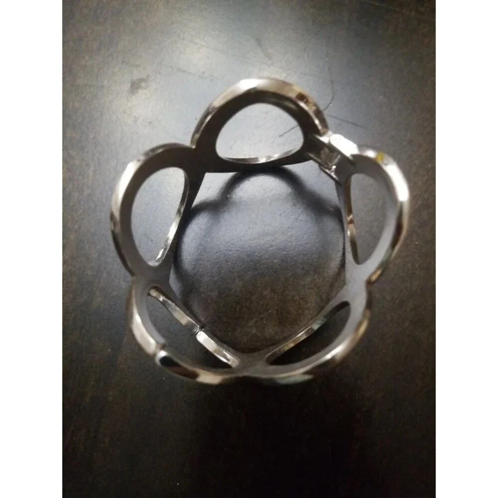 Hinged cuff bracelet